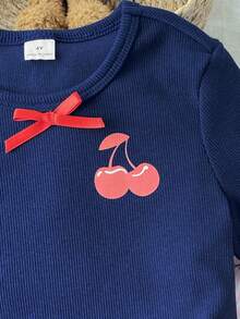 Set Pakaian Santai Anak Perempuan Balita Musim Panas dan Gugur Sepanjang Musim: Atasan Lengan Pendek Leher Bulat Bertekstur Bergaris Motif Buah Ceri dengan Cetakan Foil dan Celana Panjang Bergaris Motif Kotak-kotak Ceri - Navy Blue - View 4