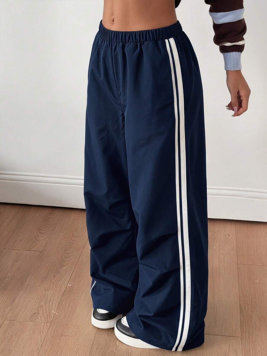 SHEIN 经典休闲裤,舒适的双层腰带,适合春秋季穿着,可搭配卫衣、外套等上衣,展现青春活力,休闲、居家、运动皆宜。 - 藏蓝色 - 查看 1