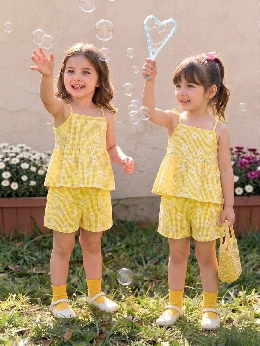 SHEIN Genkimix Kids 女童休閒可愛甜美藍色格紋雛菊印花吊帶上衣與短褲套裝,夏季清爽舒適外出穿搭,夏季休閒 - 黃色 - 查看 1