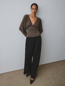 ATUI Studio 極簡現代深V腰褶皺長袖針織上衣，歐美風蝙蝠袖，修身顯瘦打底衫，通勤氣質設計感，女款外穿內搭T恤 - 深灰色 - 查看 11