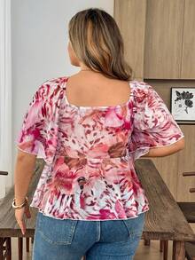SHEIN CURVE+ Top de mujer de talla grande con estampado floral rosa, de punto elástico y malla, con cuello con volantes y diseño de cuello cuadrado con lazo y fruncido. Adecuado para estilo casual de vacaciones de primavera/verano, bohemio, elegante y versátil, uso diario, festivales de música, conciertos, fiestas de carnaval, vacaciones en la playa, citas nocturnas, fiestas de cumpleaños, despedidas de soltera, discotecas, compras casuales, estilo callejero, salidas y varias ocasiones. Fácil de combinar, excelente efecto adelgazante. - Rosa - Ver 2