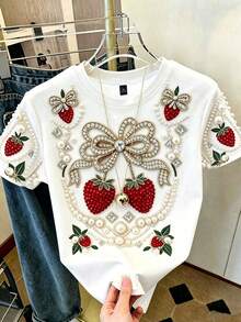 EMERY ROSE 大尺碼女款 T-shirt 仿珍珠與水鑽裝飾 - 草莓印花、短袖、圓領上衣。設計優雅，適合日常穿著與約會之夜。時尚夏季女款上衣 - 最新系列新品，以迷人的草莓與蝴蝶結圖案為特色。 - 彩色 - 查看 3