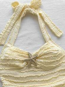 SHEIN 青少年女孩洋裝 春夏新款 適合海灘度假 優雅紋理面料 繫帶掛脖前綁設計 抓皺金屬裝飾 分層荷葉邊裙襬 俏皮迷你洋裝 - 黃色 - 查看 7
