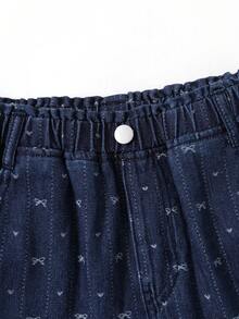 SHEIN Jeans de mezclilla casuales de moda dulce para niñas con moño, corazón y rayas de jacquard, cómodos de pierna ancha, cintura elástica plana, diseño de bolsillos, adecuados para el uso diario de niñas - Azul lavado oscuro - Ver 10