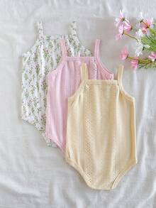 SHEIN Vintaside Kids Set Baju Terusan Bayi Perempuan Musim Panas Berwarna-warni Model Halter Terdiri dari Tiga Potongan. Tersedia tiga desain: Pink Lembut, Kuning Krem Polos dengan Pola Berlubang, dan Pola Bunga Segar. Gayanya manis, sederhana, dan memiliki nuansa pedesaan. Permukaannya terbuat dari kain rajutan berlubang. Area selangkangan memiliki desain kancing untuk memudahkan penggantian popok. Ketebalannya sedang dan cocok untuk kegiatan sehari-hari, jalan-jalan di taman, bersantai, olahraga ringan, atau saat belajar merangkak. - MultiWarna - View 2