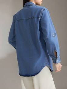 SHEIN LUNE 翻蓋口袋捲袖牛仔襯衫，秋季女裝，休閒 - 中等水洗藍 - 查看 2