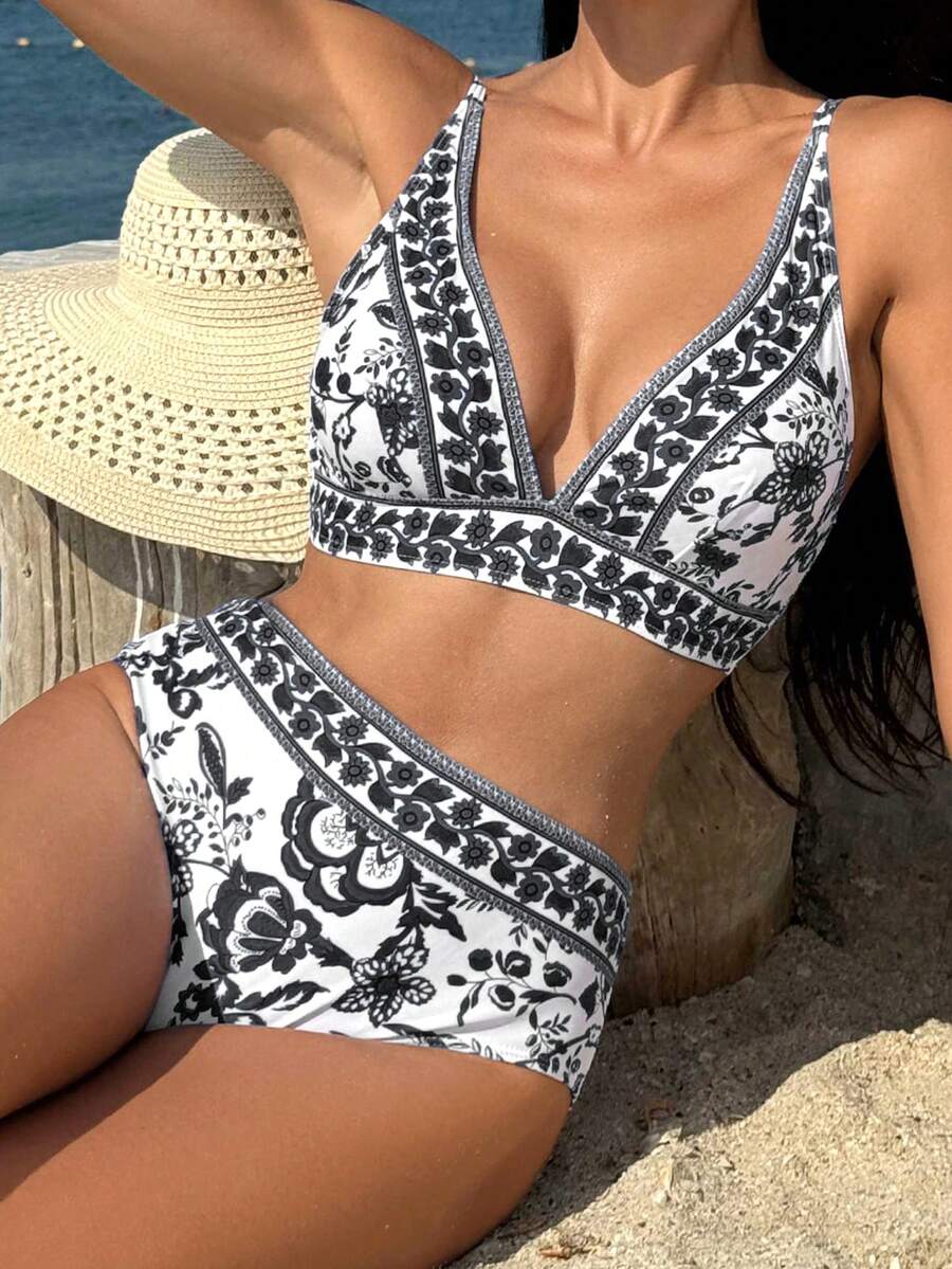 SHEIN Swim 女款夏季海灘花卉印花飾邊短版吊帶上衣與三角比基尼泳褲套裝 - 黑與白 - 查看 1