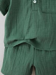 SHEIN Explorewe 小男孩 2 件套 100% 純棉紗布套裝，綠色 V 領 Henley 短袖上衣與鬆緊腰短褲，透氣休閒夏季套裝 - 墨綠色 - 查看 7