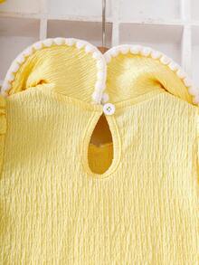 SHEIN Playful Pals 女嬰鵝黃色紋理上衣配彼得潘領、花卉刺繡、白色貝殼蕾絲飾邊，搭配藍色短褲，柔軟可愛的夏季度假休閒套裝 - 黃色 - 查看 6