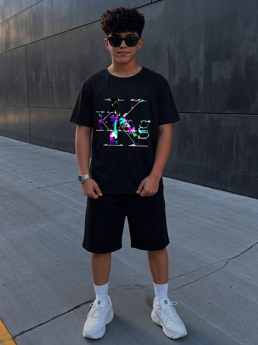 SHEIN 兒童青少年男童休閒簡約圓領短袖T恤與短褲2件組,適合夏季,時尚經典King文字圖案印花,適合通勤、上學、日常休閒出遊、運動,適合春夏季節 - 黑色 - 查看 1