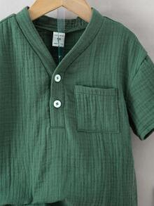 SHEIN Explorewe 小男孩 2 件套 100% 純棉紗布套裝，綠色 V 領 Henley 短袖上衣與鬆緊腰短褲，透氣休閒夏季套裝 - 墨綠色 - 查看 6