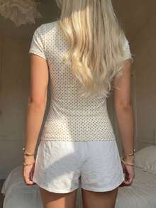 CovetEZ Kaos Kasual Wanita Gaya Minimalis Kasual dengan Warna Dasar Aprikot Muda dan Motif Polkadot Cokelat di Seluruh Permukaan, Cocok untuk Musim Semi dan Musim Panas, Gaya Serbaguna - MultiWarna - View 2