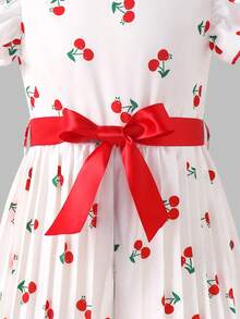 SHEIN Elladie kids 女童數位印花滿版櫻桃圖案連身褲，配紅色腰帶、活力飄逸袖與荷葉邊領設計，柔軟可愛且精緻，適合日常穿著、外出、度假及夏季穿搭 - 白色 - 查看 5