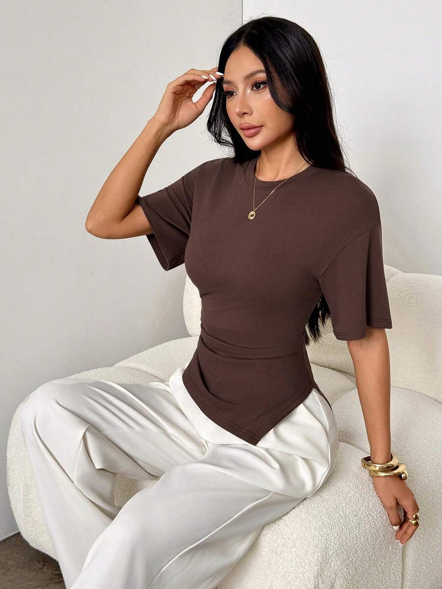SHEIN PETITE 女款休閒百搭棕色T恤,夏季T恤,圓領T恤,收腰不對稱T恤,夏季上衣 - 棕色 - 查看 1