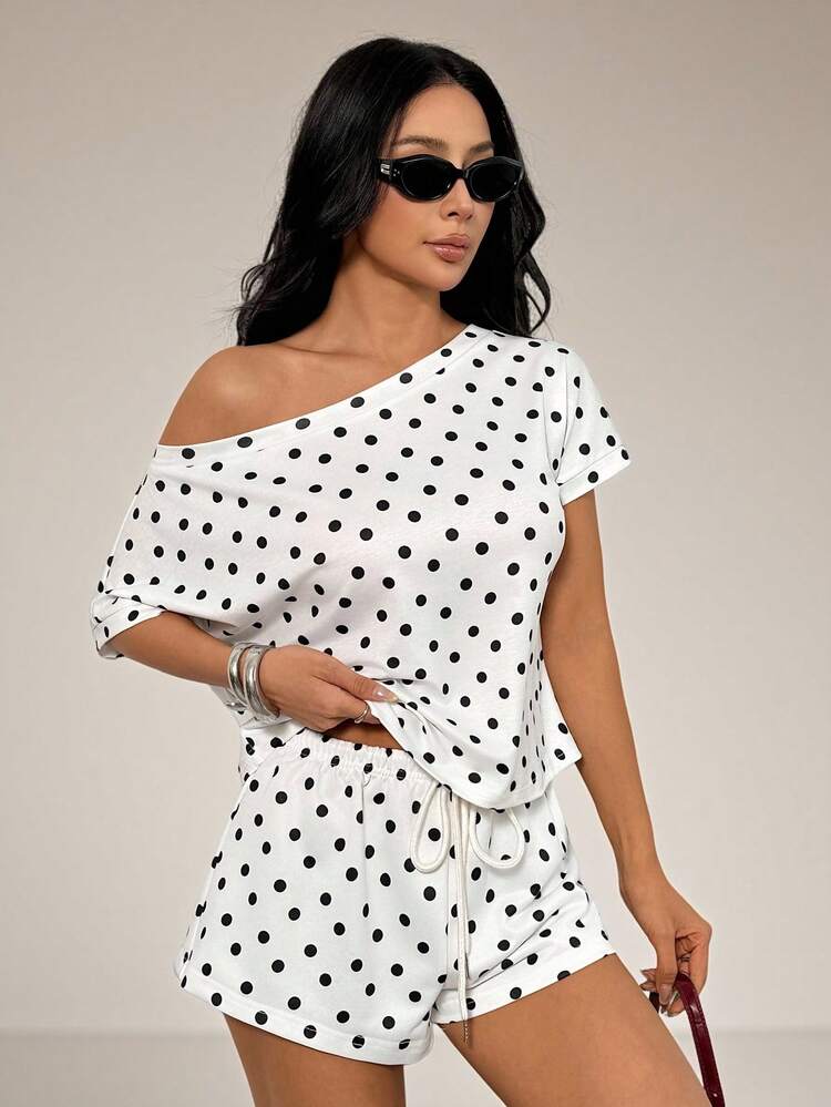 SHEIN PETITE Bộ đồ nữ màu trắng chấm bi, cổ bất đối xứng, tay ngắn và quần short, kiểu dáng thường ngày, thích hợp mặc mùa hè, gồm hai mảnh, áo tay ngắn, bộ đồ ngắn mùa hè cho nữ, bộ đồ chấm bi ngắn đi nghỉ mát. - trắng - Xem 5