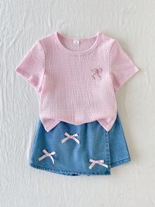 SHEIN Playful Pals 2件組少女粉色蝴蝶結刺繡波浪荷葉邊柔軟彈性圓領短袖T恤上衣 + 彈性腰水洗藍色牛仔裙褲短褲，休閒可愛甜美韓風套裝，適合夏季日常穿著、上學、購物、公園野餐、遊樂園、旅行與度假 - 粉色 - 查看 5