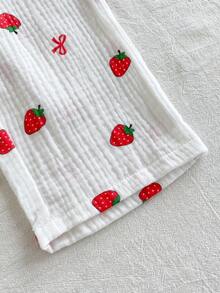 Vintaside Kids Bộ 2 món cho bé gái: Áo tank top dáng ngắn cổ tròn không tay, vải cotton trắng nhăn hai lớp mềm mại, gấu áo nhún bèo lớn + Quần dài ống rộng suông lưng thun, phong cách Mori Hàn Quốc dễ thương ngọt ngào trẻ trung, họa tiết in trái dâu và nơ, phù hợp mặc hàng ngày mùa hè, đi chơi, mua sắm, đi học, du lịch, nghỉ dưỡng, dã ngoại, công viên, khu vui chơi, tiệc tùng - Đỏ và trắng - Xem 3