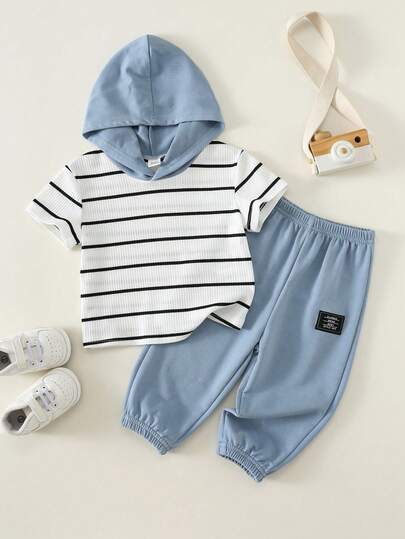 SHEIN Conjunto de 2 piezas para bebé niño y niña, top sin mangas con capucha y pantalones largos con puños de algodón, diseño a rayas y bloques de color azul, estilo preppy versátil para otoño, primavera y verano, ideal para casa, salidas y escuela