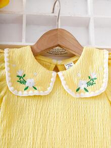 SHEIN Playful Pals 女嬰鵝黃色紋理上衣配彼得潘領、花卉刺繡、白色貝殼蕾絲飾邊，搭配藍色短褲，柔軟可愛的夏季度假休閒套裝 - 黃色 - 查看 11