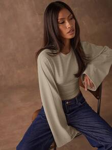 SHEIN BAE 女款極簡純色圓領修身喇叭袖上衣 - 卡其色 - 查看 5