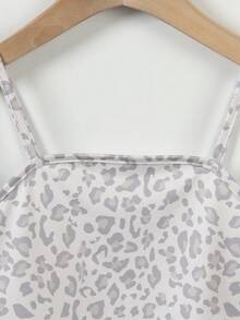 SHEIN Sparklyn 2件組少女酷感淺灰色豹紋細肩帶抽繩腰上衣與休閒運動短褲套裝，細肩帶+高腰短褲設計，可調節收腰更顯身形，隱形肩帶抹胸上衣+直筒短褲親膚柔軟，適合夏季度假、日常居家、外出、海邊、返校 - 灰色 - 查看 4
