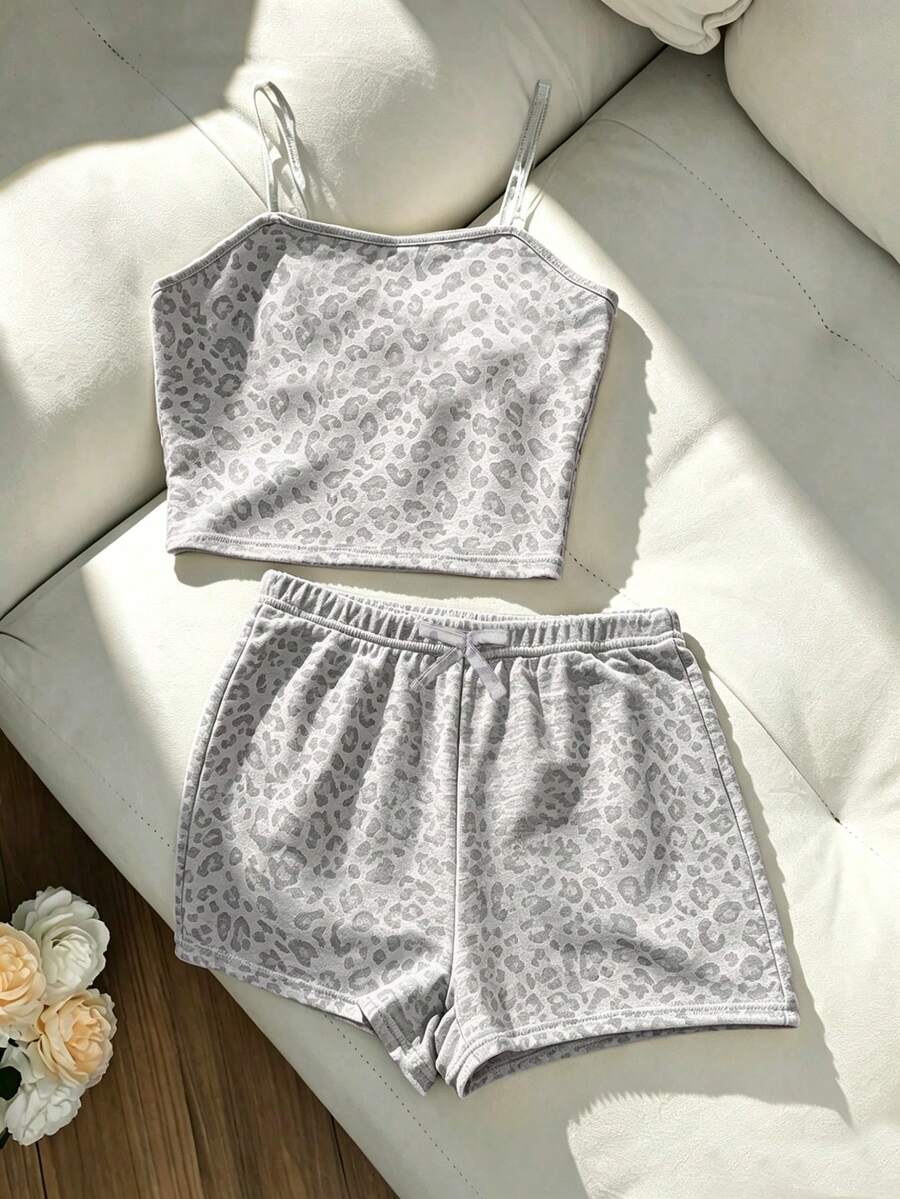 SHEIN Sparklyn 2件組少女酷感淺灰色豹紋細肩帶抽繩腰上衣與休閒運動短褲套裝,細肩帶+高腰短褲設計,可調節收腰更顯身形,隱形肩帶抹胸上衣+直筒短褲親膚柔軟,適合夏季度假、日常居家、外出、海邊、返校 - 灰色 - 查看 1