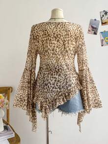 Soleia Blusa de mujer talla grande para vacaciones con estampado de leopardo, escote en V profundo, mangas acampanadas y bajo con volantes - Multicolor - Ver 2