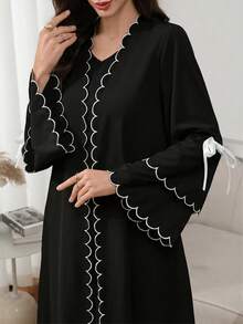 Al Najma Abaya elegante para mujer con bloques de color, borde de concha, decoración de lazo y apertura frontal - Blanco y Negro - Ver 6