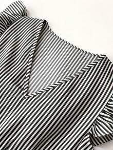 SHEIN PETITE 女款夏季休閒條紋V領荷葉邊長洋裝 - 黑色 - 查看 6