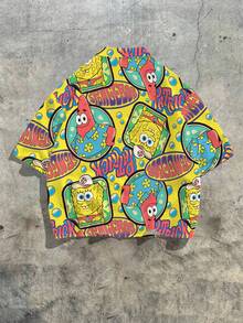 SpongeBob SquarePants | SHEIN Manfinity EMRG Camisa de manga corta con botones delanteros holgada con texto de graffiti y estampado de burbujas para vacaciones de verano de hombres - Multicolor - Ver 2