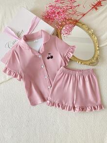 SHEIN 2件組女童幼兒可愛簡約粉色荷葉邊袖口褲腳開口裝飾左胸櫻桃印花鈕扣短袖短褲休閒舒適阻燃雙面刷毛面料居家服 - 粉色 - 查看 1