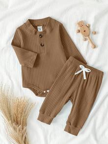 SHEIN Vintaside Kids 1套新生男嬰棕色秋季簡約家庭套裝 挺立領長袖連身衣 & 抽繩長褲 嬰兒服飾 - 棕色 - 查看 3