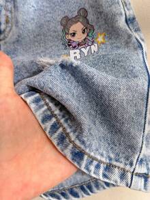 SHEIN Genkimix Kids 少女牛仔短褲，復古寬鬆風格，雪花洗水工藝，可愛卡通印花（粉色與藍色拼接 + 純真大眼睛），甜美可愛風；彈性腰圍適合成長中的女孩，寬鬆直筒版型遮肚且不限制活動，不像緊身款般束縛，柔軟舒適棉質面料，搭配T恤或吊帶背心打造甜美酷女孩造型，日常可愛休閒百搭OOTD - 淺藍色 - 查看 6