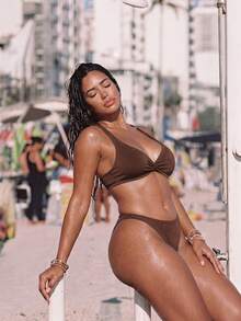 SHEIN Swim Curve 大尺碼女款扭轉前胸深V領比基尼上衣，可調節金屬扣肩帶，抓褶極簡優雅夏季海灘度假棕色 - 棕色 - 查看 4