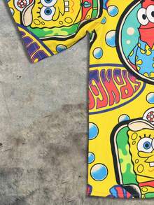 SpongeBob SquarePants | SHEIN Manfinity EMRG Camisa de manga corta con botones delanteros holgada con texto de graffiti y estampado de burbujas para vacaciones de verano de hombres - Multicolor - Ver 4