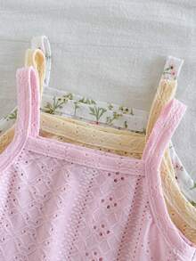 SHEIN Vintaside Kids Set Baju Terusan Bayi Perempuan Musim Panas Berwarna-warni Model Halter Terdiri dari Tiga Potongan. Tersedia tiga desain: Pink Lembut, Kuning Krem Polos dengan Pola Berlubang, dan Pola Bunga Segar. Gayanya manis, sederhana, dan memiliki nuansa pedesaan. Permukaannya terbuat dari kain rajutan berlubang. Area selangkangan memiliki desain kancing untuk memudahkan penggantian popok. Ketebalannya sedang dan cocok untuk kegiatan sehari-hari, jalan-jalan di taman, bersantai, olahraga ringan, atau saat belajar merangkak. - MultiWarna - View 7
