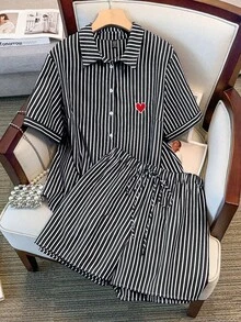 SHEIN Clasi 休閒寬鬆短袖襯衫與短褲條紋大尺碼兩件套 - 黑與白 - 查看 1