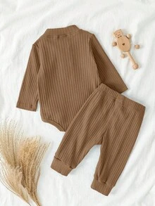 SHEIN Vintaside Kids 1套新生男嬰棕色秋季簡約家庭套裝 挺立領長袖連身衣 & 抽繩長褲 嬰兒服飾 - 棕色 - 查看 2