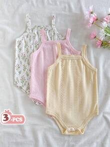 SHEIN Vintaside Kids Set Baju Terusan Bayi Perempuan Musim Panas Berwarna-warni Model Halter Terdiri dari Tiga Potongan. Tersedia tiga desain: Pink Lembut, Kuning Krem Polos dengan Pola Berlubang, dan Pola Bunga Segar. Gayanya manis, sederhana, dan memiliki nuansa pedesaan. Permukaannya terbuat dari kain rajutan berlubang. Area selangkangan memiliki desain kancing untuk memudahkan penggantian popok. Ketebalannya sedang dan cocok untuk kegiatan sehari-hari, jalan-jalan di taman, bersantai, olahraga ringan, atau saat belajar merangkak. - MultiWarna - View 4