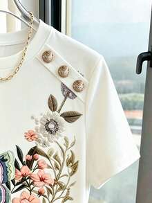 SHEIN Franclia White Short Sleeve T-Shirt, Featuring Heavy Embroidery Of Flowers And Birds As The Core Highlight, Vivid Blue Butterfly And Pink-Purple Floral Patterns With Rich Layers And Exquisite Detail. Metal Buckle Design On Shoulder Line Adds A Crisp Texture, Slim Fit Paired With Curved Hem, Simple Yet Elegant, Easily Enhancing The Sophistication Of Daily Outfits. - Multicolor - View 5