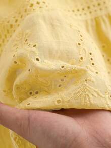 CosyJoli 大尺碼夏季休閒簡約刺繡蕾絲拼接修身圓領白色荷葉袖女款T恤 - 淡黃色 - 查看 8
