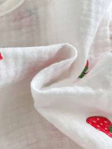 Vintaside Kids Bộ 2 món cho bé gái: Áo tank top dáng ngắn cổ tròn không tay, vải cotton trắng nhăn hai lớp mềm mại, gấu áo nhún bèo lớn + Quần dài ống rộng suông lưng thun, phong cách Mori Hàn Quốc dễ thương ngọt ngào trẻ trung, họa tiết in trái dâu và nơ, phù hợp mặc hàng ngày mùa hè, đi chơi, mua sắm, đi học, du lịch, nghỉ dưỡng, dã ngoại, công viên, khu vui chơi, tiệc tùng - Đỏ và trắng - Xem 8