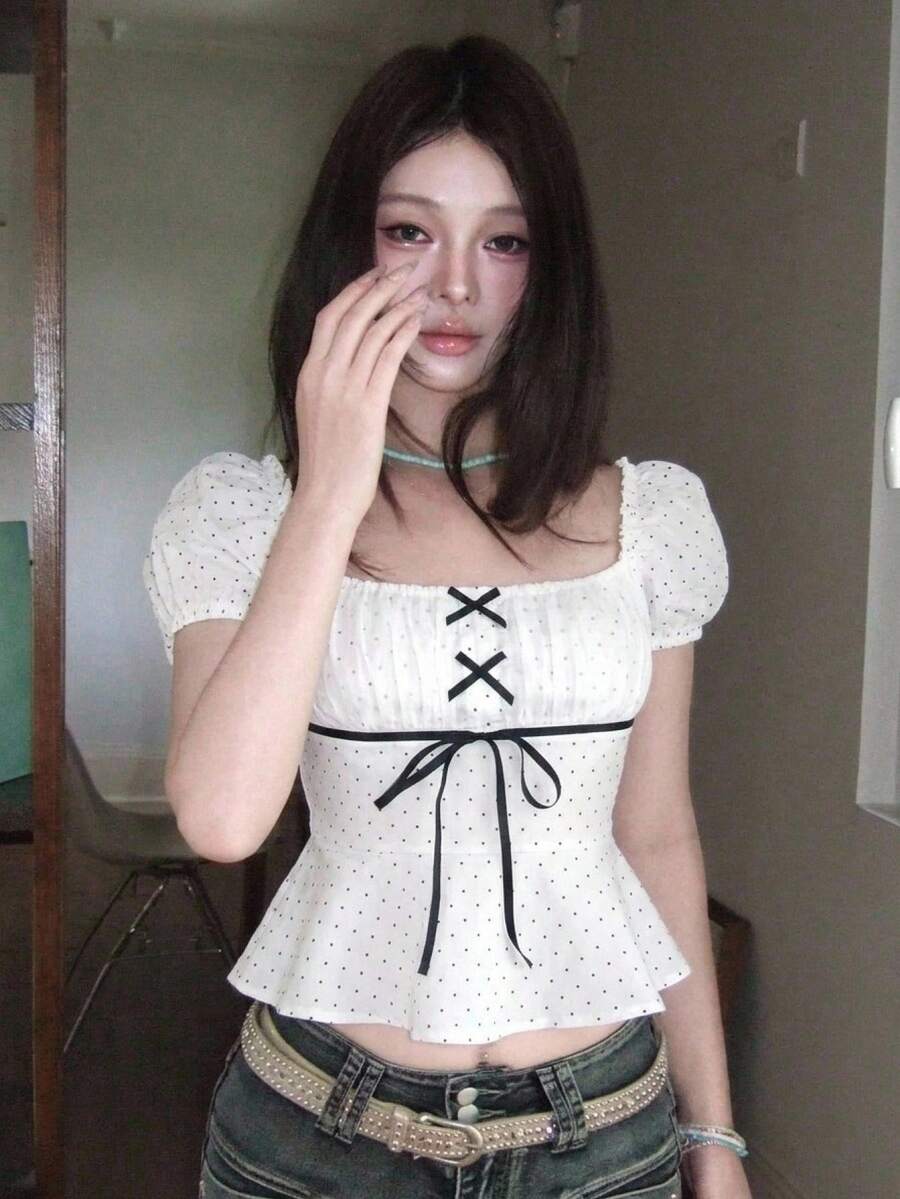 Joudiya 夏季全印花黑白波點短版上衣 蝴蝶結浪漫可愛 修身短袖女款 T-shirt 適合婚禮、日常、約會、宴會 - 白色 - 查看 1