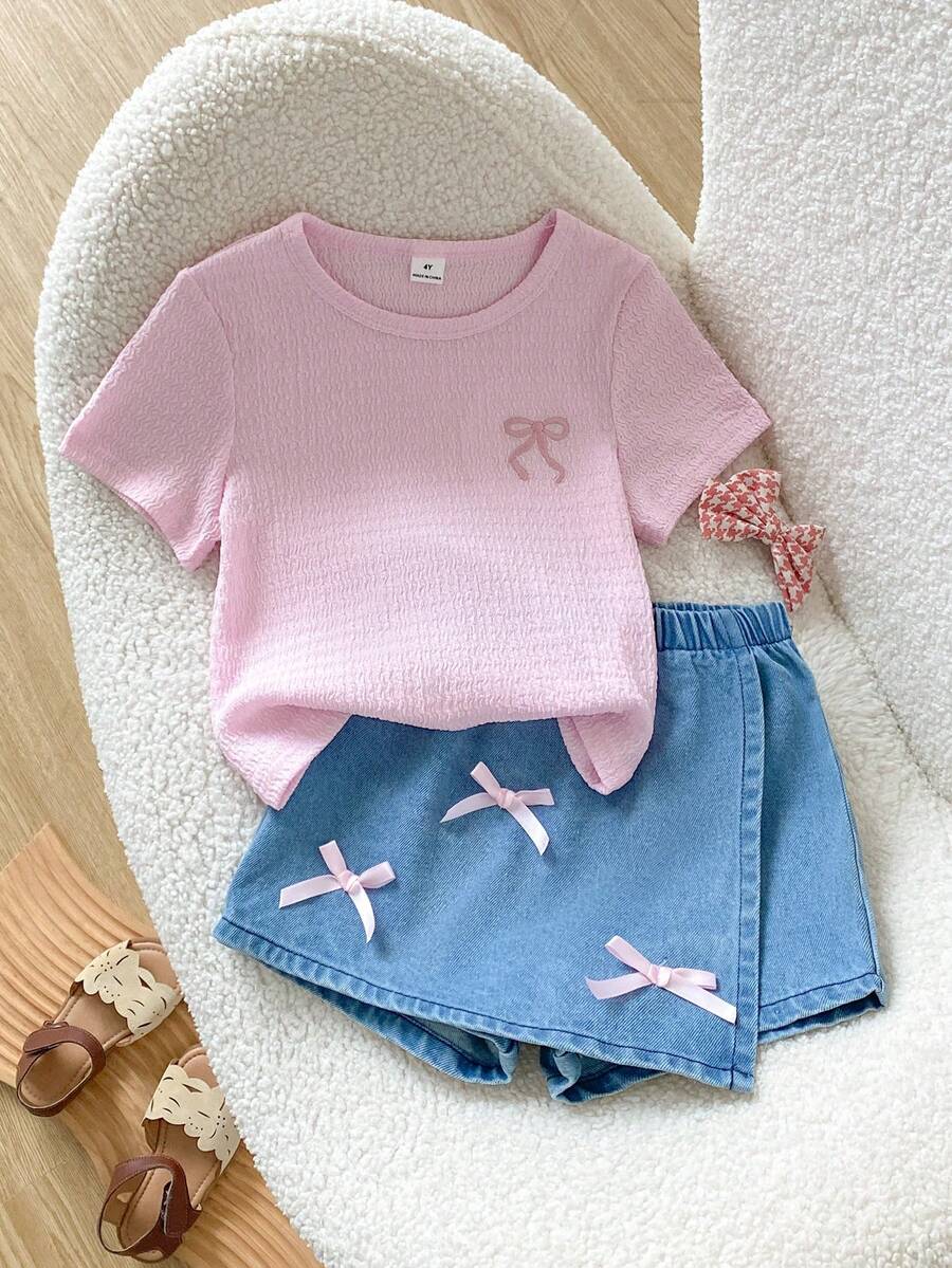 SHEIN Playful Pals 2件組少女粉色蝴蝶結刺繡波浪荷葉邊柔軟彈性圓領短袖T恤上衣 + 彈性腰水洗藍色牛仔裙褲短褲,休閒可愛甜美韓風套裝,適合夏季日常穿著、上學、購物、公園野餐、遊樂園、旅行與度假 - 粉色 - 查看 1