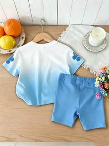 Bộ 2 món áo thun và quần đùi cho bé gái nhỏ, phong cách thời trang thường ngày đa năng mùa xuân/hè, họa tiết hoa màu xanh da trời dễ thương ngọt ngào, thiết kế gradient xanh da trời dopamine, áo thun cổ tròn tay ngắn dáng rộng và quần đùi đạp xe màu xanh, bộ quần áo mùa xuân/hè, trang phục legging cho trẻ nhỏ, phong cách xuân hè, thoải mái dễ mặc, bộ đồ bé gái sành điệu, đồ mặc thường ngày, quần áo họa tiết hoa cho trẻ em, phong cách mới, chill chill, kỳ nghỉ hè thư giãn - Nhiều màu - Xem 4