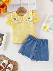 SHEIN Playful Pals 女嬰鵝黃色紋理上衣配彼得潘領、花卉刺繡、白色貝殼蕾絲飾邊，搭配藍色短褲，柔軟可愛的夏季度假休閒套裝 - 黃色 - 查看 4