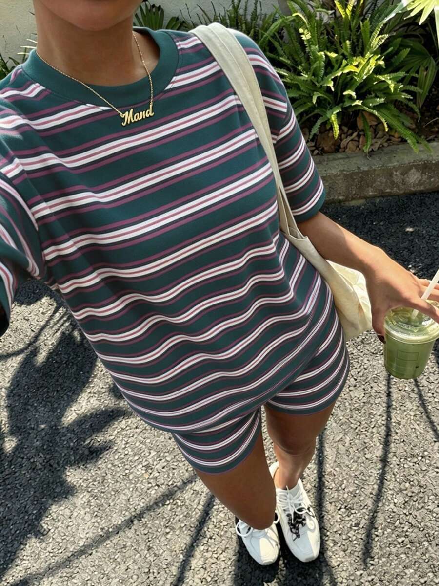 Veykashi 休閒極簡風綠色與粉色不對稱條紋學院風滿版印花大尺碼女款夏季圓領短袖T恤與條紋短褲休閒兩件套，適合春夏、度假、日常百搭