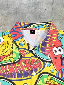 SpongeBob SquarePants | SHEIN Manfinity EMRG Camisa de manga corta con botones delanteros holgada con texto de graffiti y estampado de burbujas para vacaciones de verano de hombres - Multicolor - Ver 5