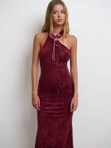 Nöista A New Chinese-Style Deep Burgundy Flocked Floral Off-Shoulder Tie-Front Maxi Dress With A Fitted Cut. - Burgundy - View 6