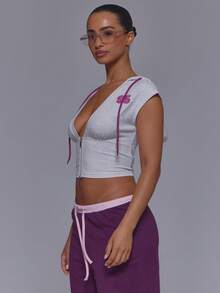 Musera Sport ملابس علوية رياضية رمادية بفتحة V عميقة من الجيرسيه مع طباعة '96' وحبل شد وغطاء رأس بدون أكمام وسحاب كامل، تصميم لطيف بطابع عتيق Y2K للجيم والبيلاتس والجري والاستخدام اليومي - رمادي - مشاهدة 3